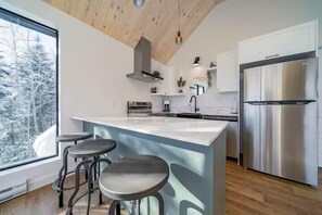 Fridge, microwave, oven, stovetop - Elys 9: Le Massif, Hot Tub, Terrace & Forest Views (Baie-Saint-Paul)