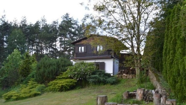 A house with a stone pathway leading to it, surrounded by greenery and trees. - Haus Cervená nad Vltavou mit Terrasse by Interhome (Jetetice)