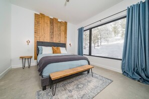 Escritorio, tabla de planchar con plancha, wifi gratis y ropa de cama 