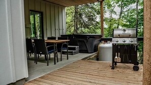 Outdoor dining - Calio 11: Private Hot Tub, Panoramic Views & BBQ (Baie-Saint-Paul)