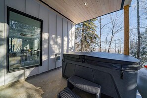 Terrace/patio - Calio 11: Private Hot Tub, Panoramic Views & BBQ (Baie-Saint-Paul)