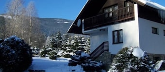 Chalet "Chestnut cottage" in den Bergen. by Interhome