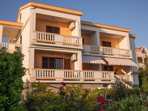 Exterior - Komfortable Wohnung mit Balkon und Meerblick by Interhome (Krneza)