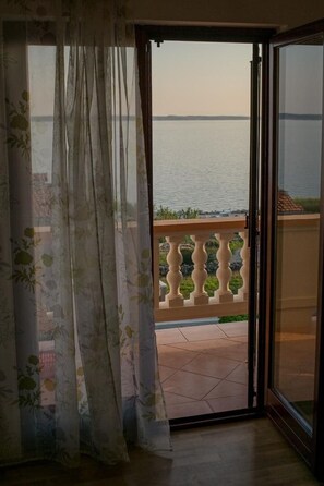 Interior - Komfortable Wohnung mit Balkon und Meerblick by Interhome (Krneza)