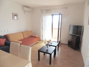 TV - Komfortable Wohnung mit Balkon und Meerblick by Interhome (Krneza)