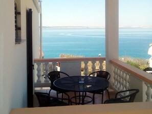 Outdoor dining - Komfortable Wohnung mit Balkon und Meerblick by Interhome (Krneza)