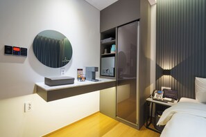 Deluxe Double Room, Styler | Desk, laptop workspace, blackout drapes, soundproofing - hotelhariu (Gwangju)