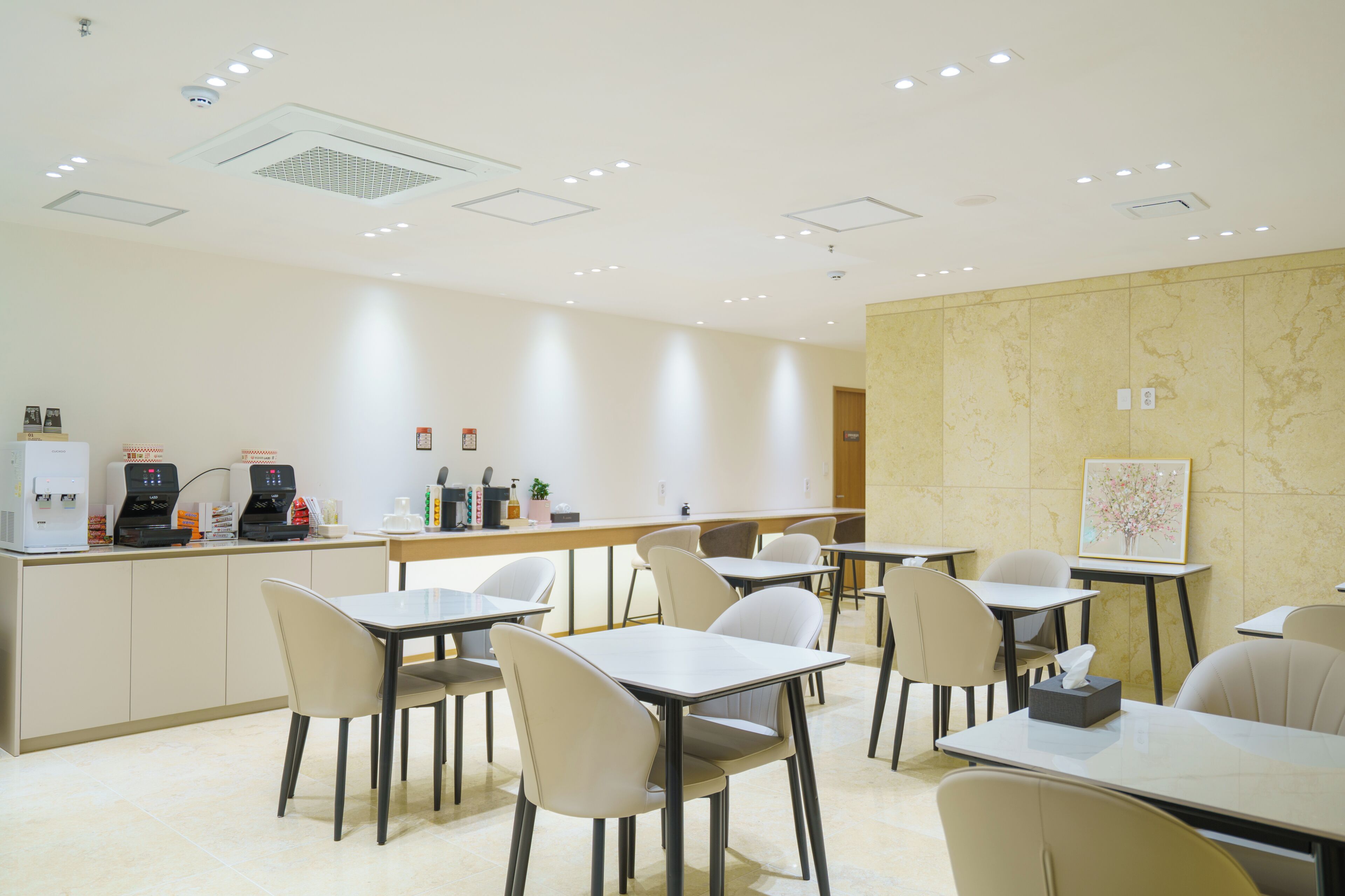 Daily buffet breakfast (KRW 15000 per person)