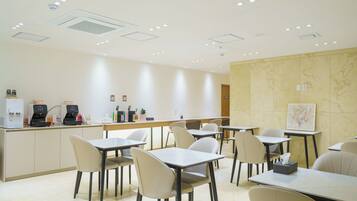 Daily buffet breakfast (KRW 15000 per person)