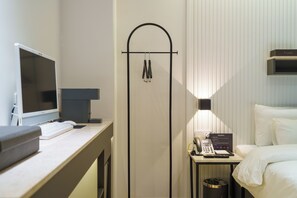 Deluxe Double Room, Dyson Hair Dryer Airwrap | Desk, laptop workspace, blackout drapes, soundproofing - hotelhariu (Gwangju)