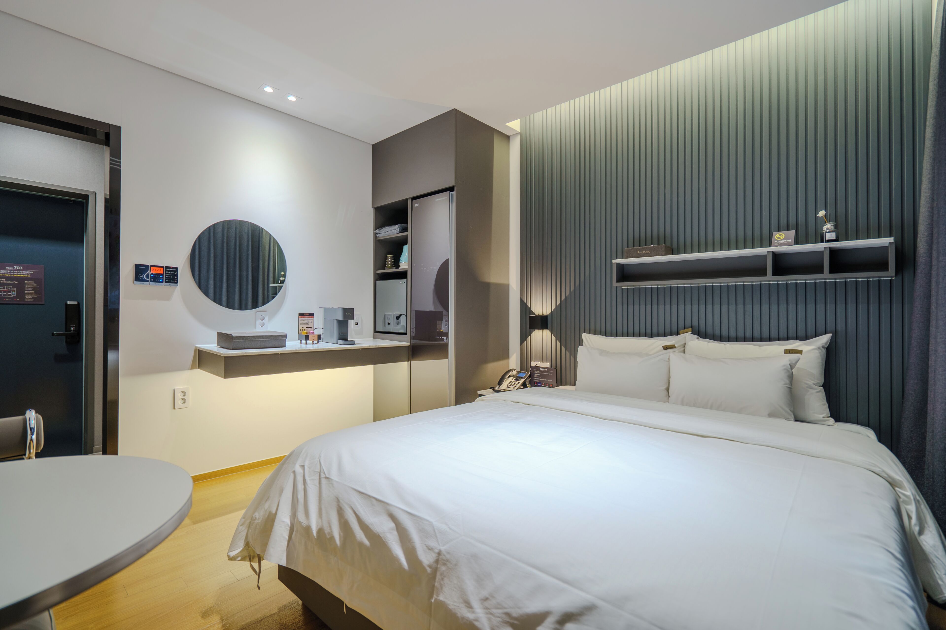 مكتب ومساحة عمل للكمبيوتر المحمول وستائر تعتيم وتجهيزات عازلة للصوت