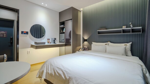 Deluxe Double Room, Styler | デスク、ノートパソコン用作業スペース、遮光カーテン、防音設備
