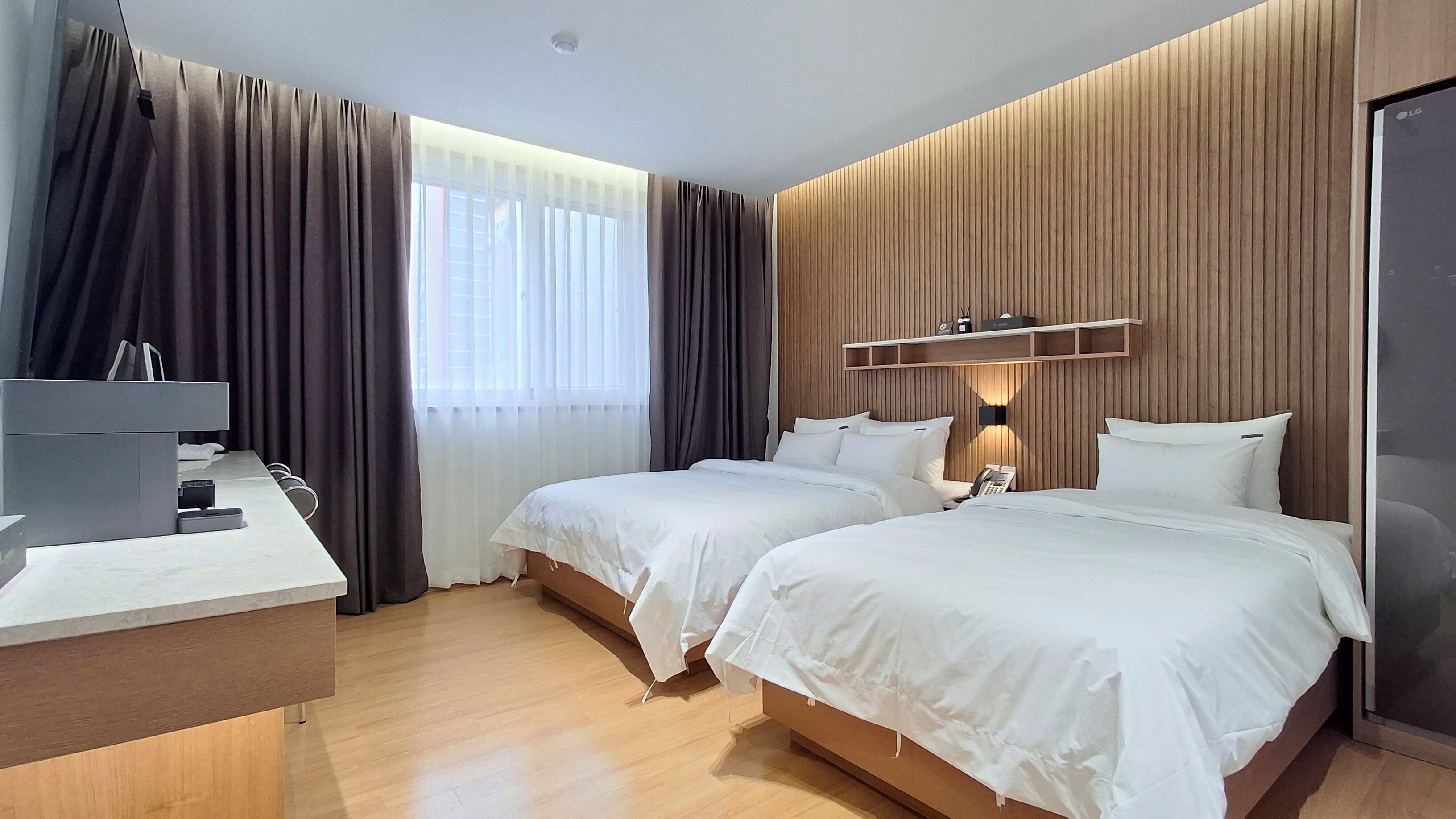Premium Twin Room, City View