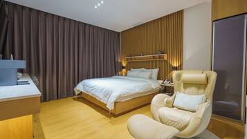 Premium Double Room | Desk, laptop workspace, blackout drapes, soundproofing