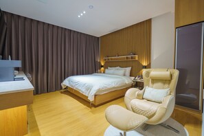 Premium Double Room | Desk, laptop workspace, blackout drapes, soundproofing - hotelhariu (Gwangju)