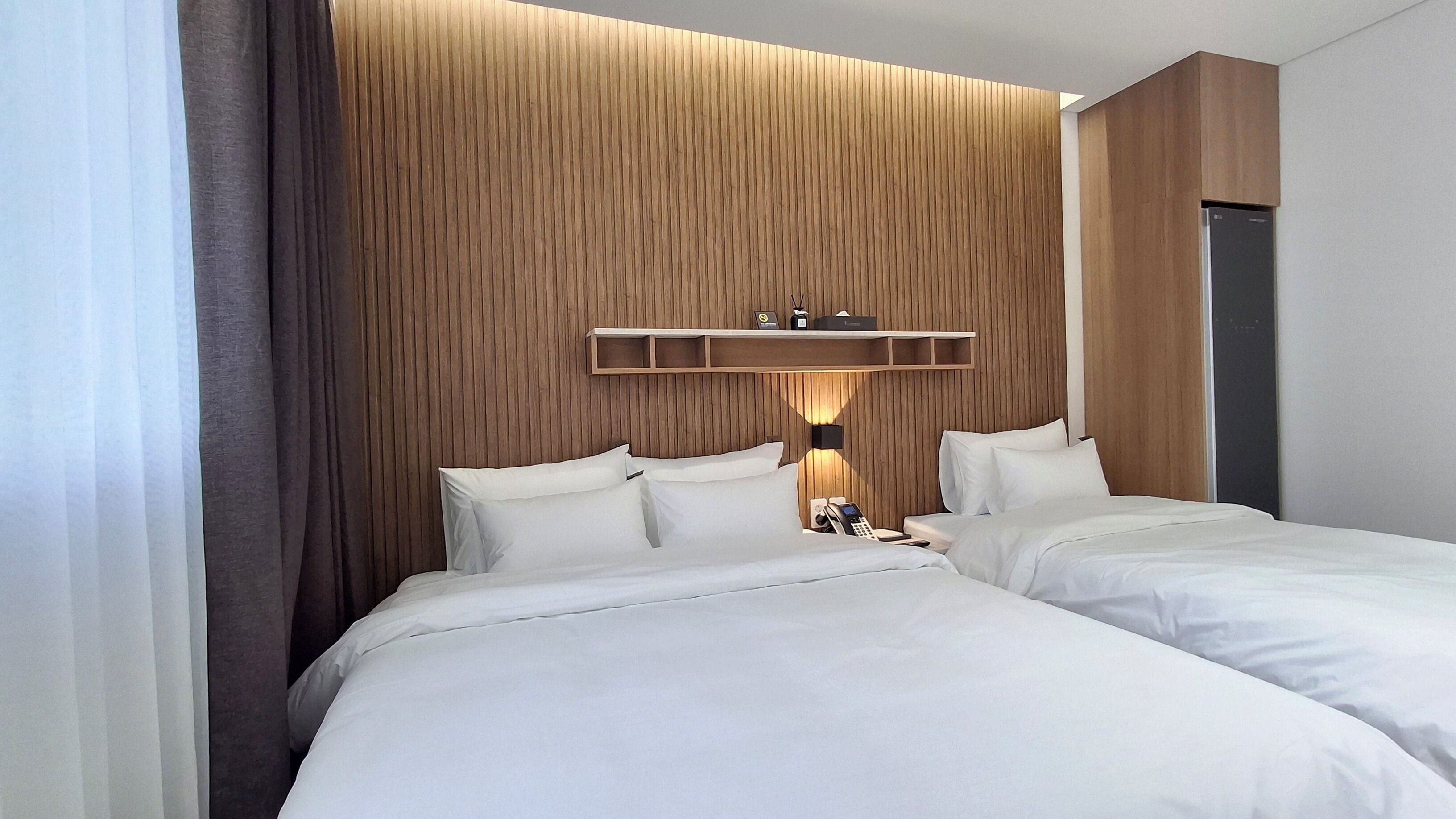 Premium Twin Room | Desk, laptop workspace, blackout drapes, soundproofing