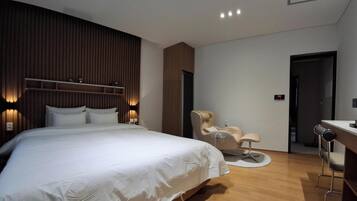 Premium Double Room | Desk, laptop workspace, blackout drapes, soundproofing