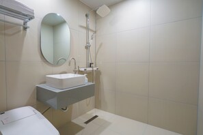 Suihku, ilmaiset hygieniatuotteet, hiustenkuivaaja, tohvelit