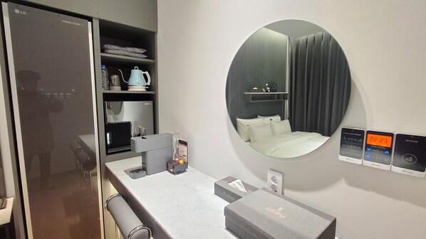 Deluxe Twin Room, City View | Interior