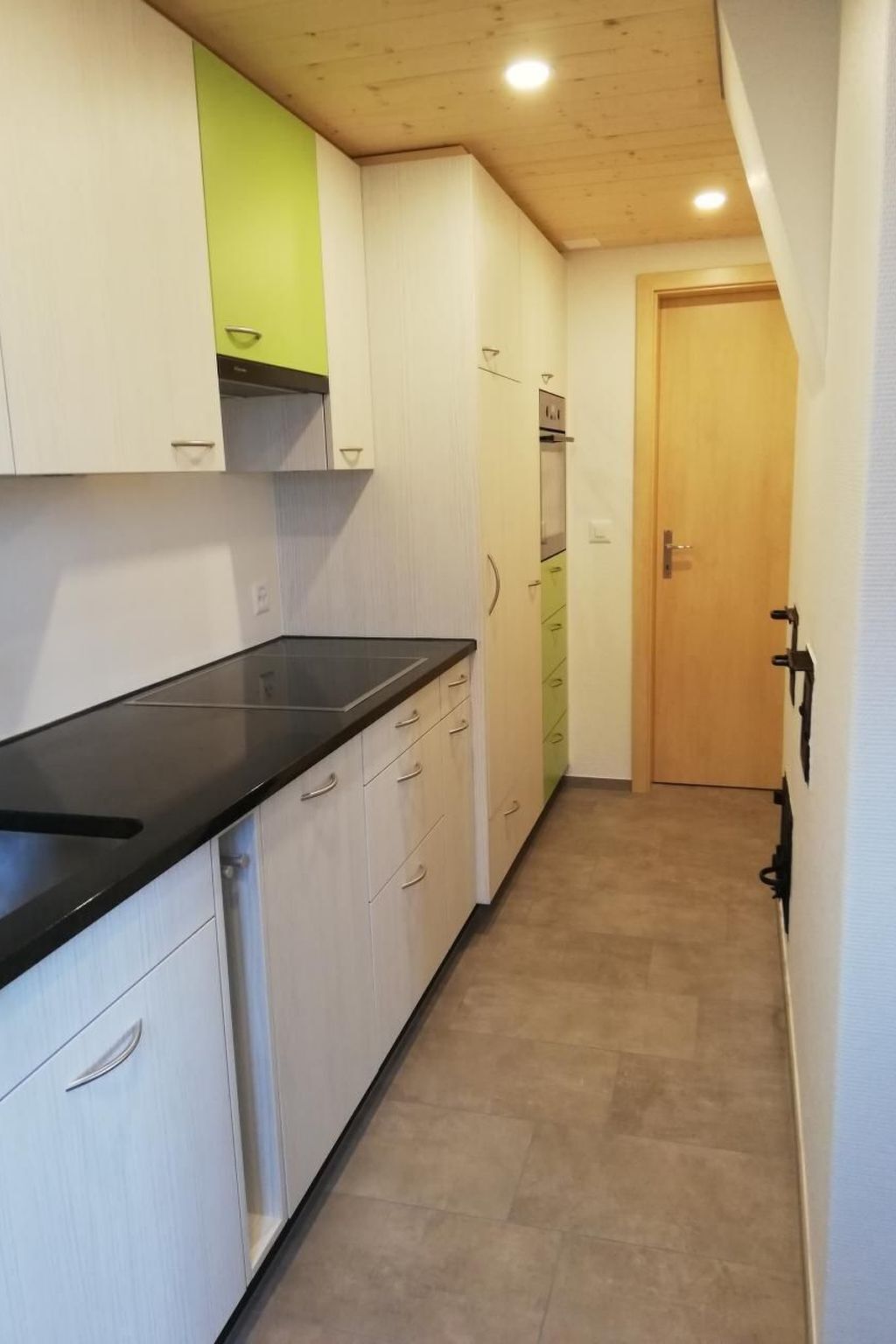 Refrigerador, horno, lavavajillas, utensilios de cocina