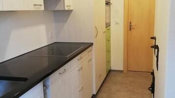 Refrigerador, horno, lavavajillas, utensilios de cocina