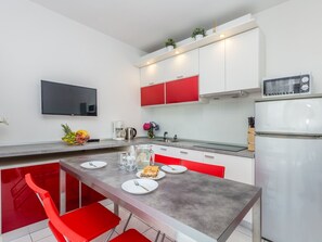 Fridge, microwave, dishwasher, cookware/dishes/utensils - Apartment Presker by Interhome (Krk/Šilo)
