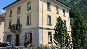 Un bâtiment à deux étages doté d’un balcon, d’une porte et d’une fenêtre.
