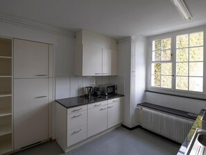 Geladeira, micro-ondas, fogão, lava-louças