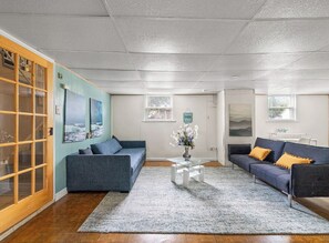 Interior - Perfect 5-bedroom house with spacious fenced backyard in Clarksville. (Clarksville)