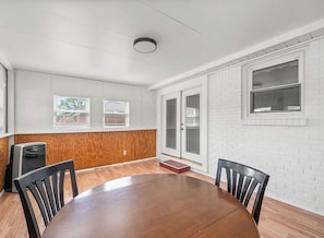 Dining - Perfect 5-bedroom house with spacious fenced backyard in Clarksville. (Clarksville)