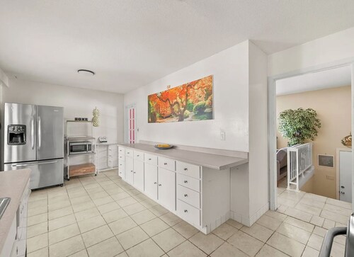 Perfect 5-bedroom house with spacious fenced backyard in Clarksville.