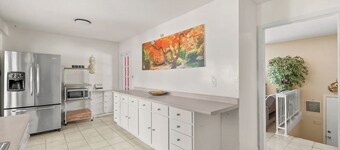 Perfect 5-bedroom house with spacious fenced backyard in Clarksville.