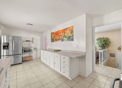 Perfect 5-bedroom house with spacious fenced backyard in Clarksville.