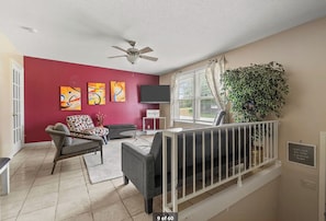 TV - Perfect 5-bedroom house with spacious fenced backyard in Clarksville. (Clarksville)