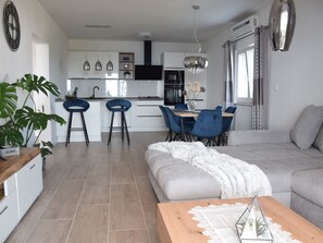 Fireplace - mit Blick auf das Wasser by Interhome (Orebić)