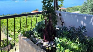 A balcony with a view of the sea and distant mountains. - mit Blick auf das Wasser by Interhome (Orebić)