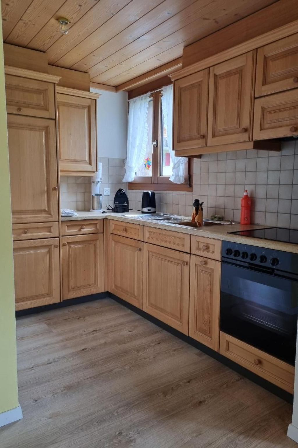 Fridge, oven, cookware/dishes/utensils