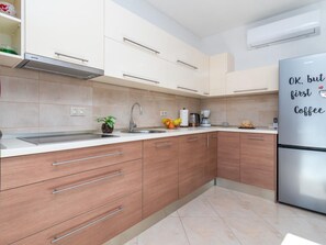 Fridge, microwave, oven, dishwasher - Apartment Domi by Interhome (Trogir/Okrug Donji)