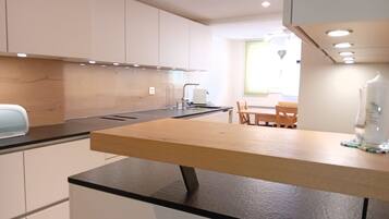 Kühlschrank, Ofen, Geschirrspüler, Kochgeschirr/Geschirr/Besteck