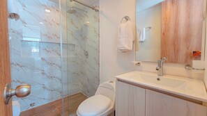 Shower, towels, soap, shampoo - Riviera Hotel Boutique (Cali)