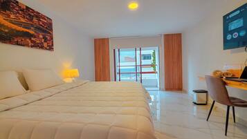 Kahden hengen superior-huone, parveke, kaupunkinÀköala | TyöpöytÀ, kannettavalle tietokoneelle sopiva työtila