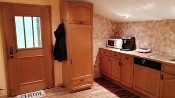 Réfrigérateur, micro-ondes, batterie de cuisine, vaisselle et ustensiles