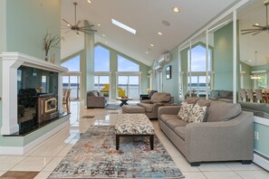 Smart TV, fireplace