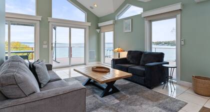 Cayuga Lakefront | Pool | Dock | FLX Wine Trail