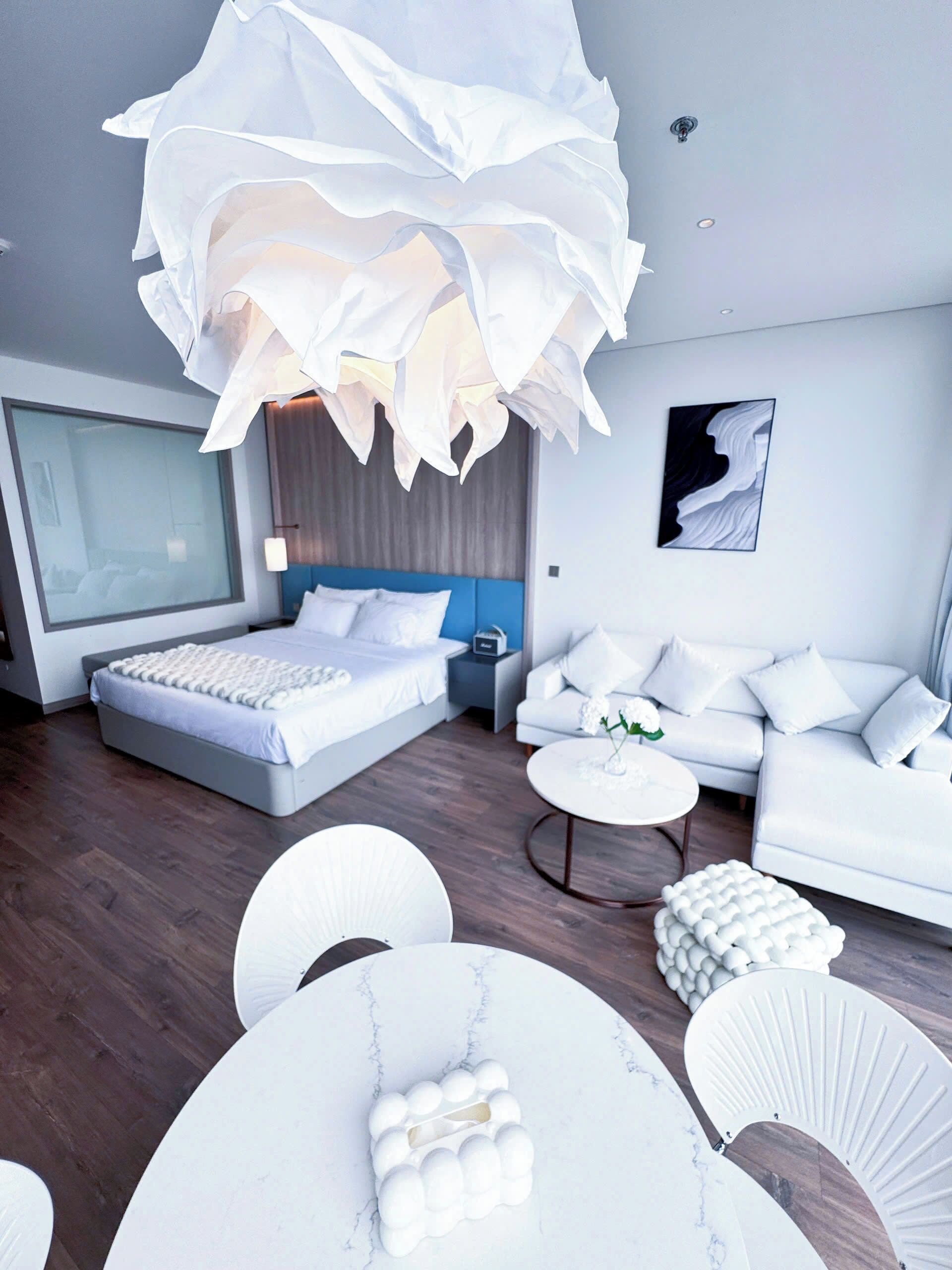 Schreibtisch, laptopgeeigneter Arbeitsplatz, kostenloses WLAN