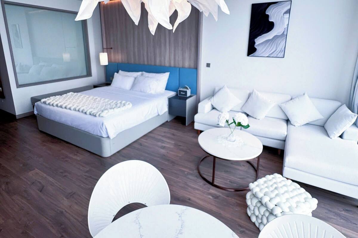 Schreibtisch, laptopgeeigneter Arbeitsplatz, kostenloses WLAN