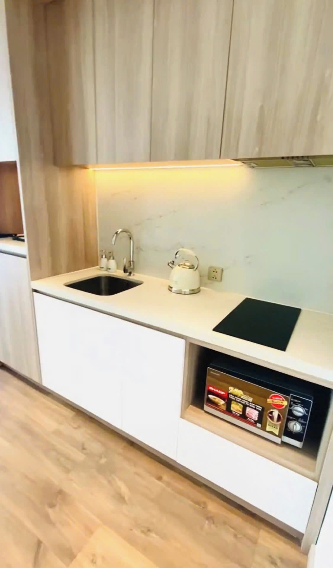 Microwave, stovetop, cookware/dishes/utensils