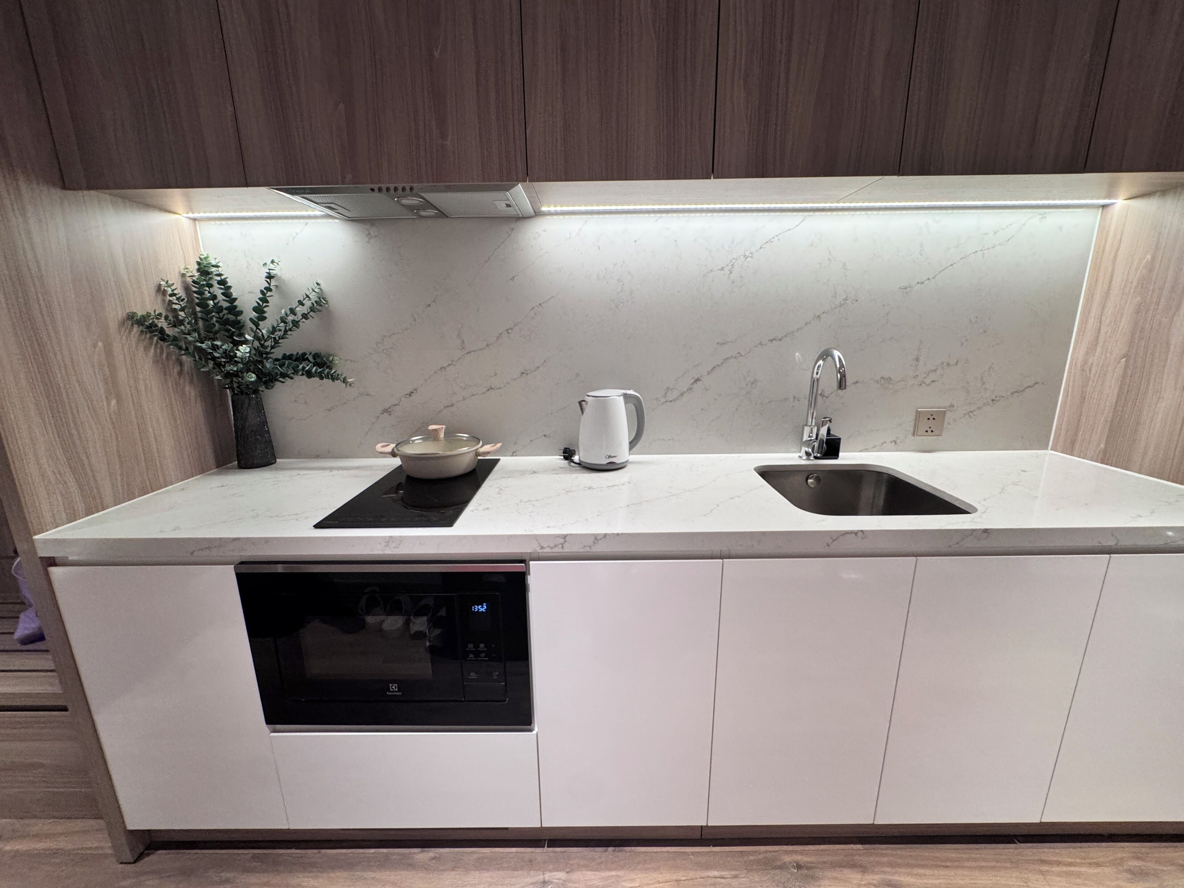 Deluxe Apartment, Patio, Ocean View | Dapur peribadi | Ketuhar gelombang mikro, dapur 