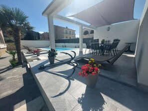 Outdoor dining - Gemütliche Ferienwohnung für Familien mit Terrasse by Interhome (Rab/Rab)