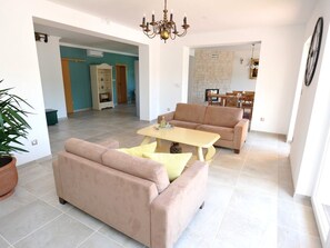 TV, fireplace - Alleinstehendes Ferienhaus mit Swimmingpool by Interhome (Tijarica)